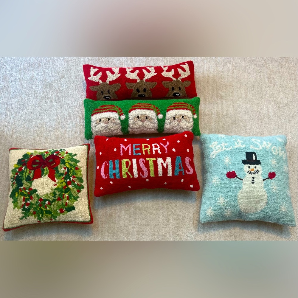 BUNDLE OF (5) HANDMADE WOOL HOOKED CHRISTMAS PILLOWS
